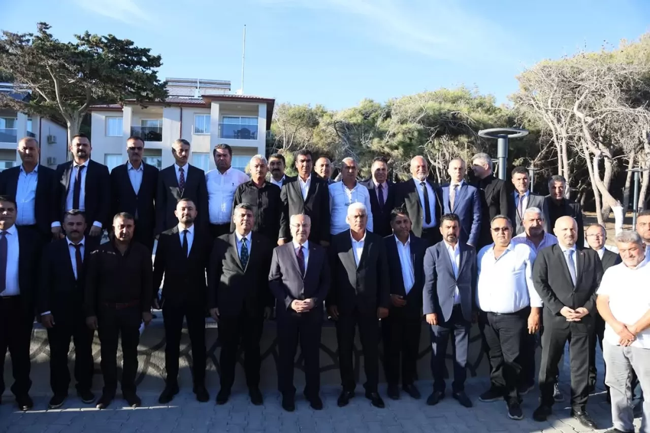 Adana Valisi Köşger Başkanlığında Karataş Muhtarlar Toplantısı Düzenlendi