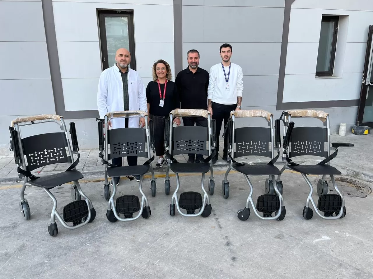 Buca Seyfi Demirsoy Hastanesi'ne Tekerlekli Sandalye Bağışı