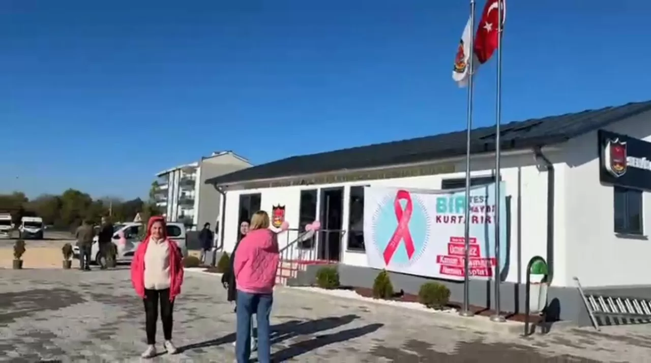 Eskişehir'de Otobüs Durakları Meme Kanseri Farkındalığı İçin Pembe Işıkla Yandı