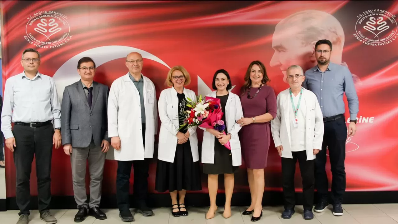 Bursa'da Dr. İrem Hilal Vurgeç, İç Hastalıkları Uzmanı Unvanını Aldı