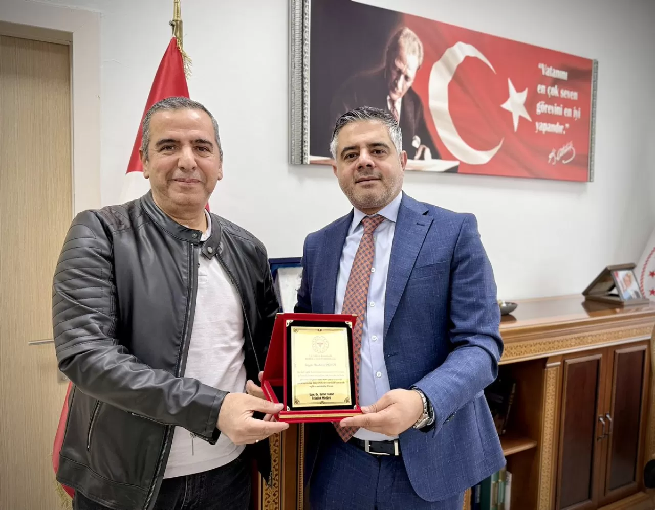 Mardin'de Emekli Olan Personel Murtaza Öğdür'e Plaket Takdimi