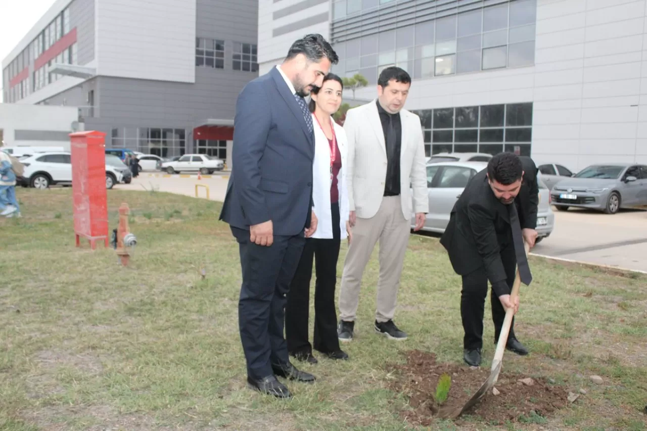 Osmaniye Devlet Hastanesi'nde 11 Kasım Milli Ağaçlandırma Günü'nde Fidanlar Toprakla Buluştu