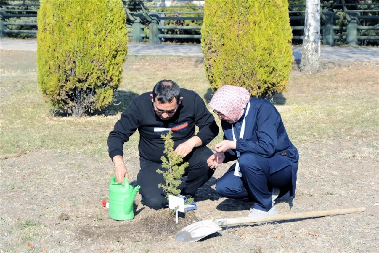 Gaziler Hastanesi'nde Anlamlı Tören: Sağlık Bakanı Memişoğlu'na Filografi Hediyesi