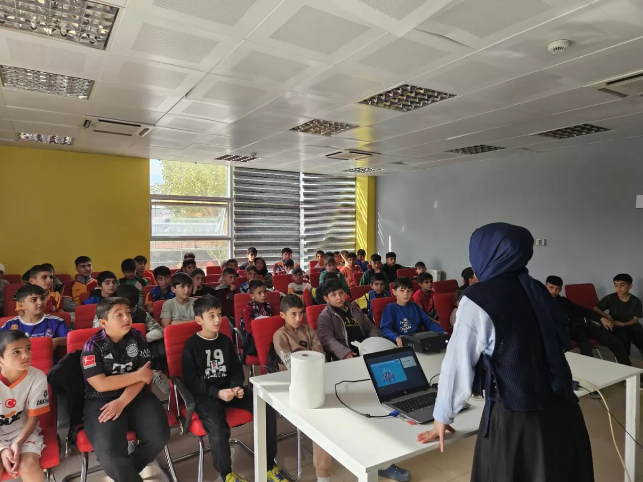 Doğubayazıt Gençlik Merkezi'nde Bağımlılıkla Mücadele Semineri