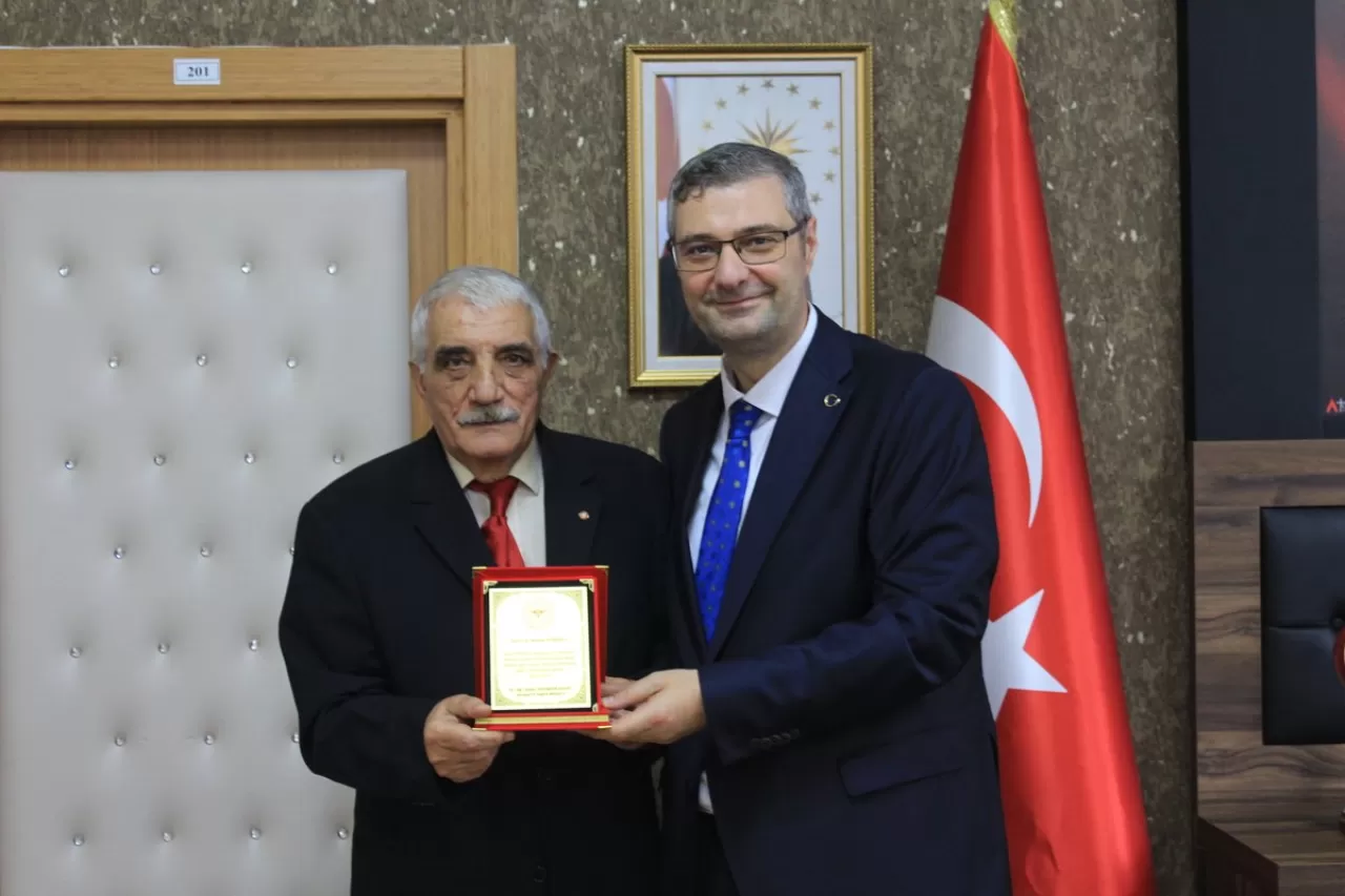 37 Yıllık Sağlık Çalışanına Emeklilik Plaketi