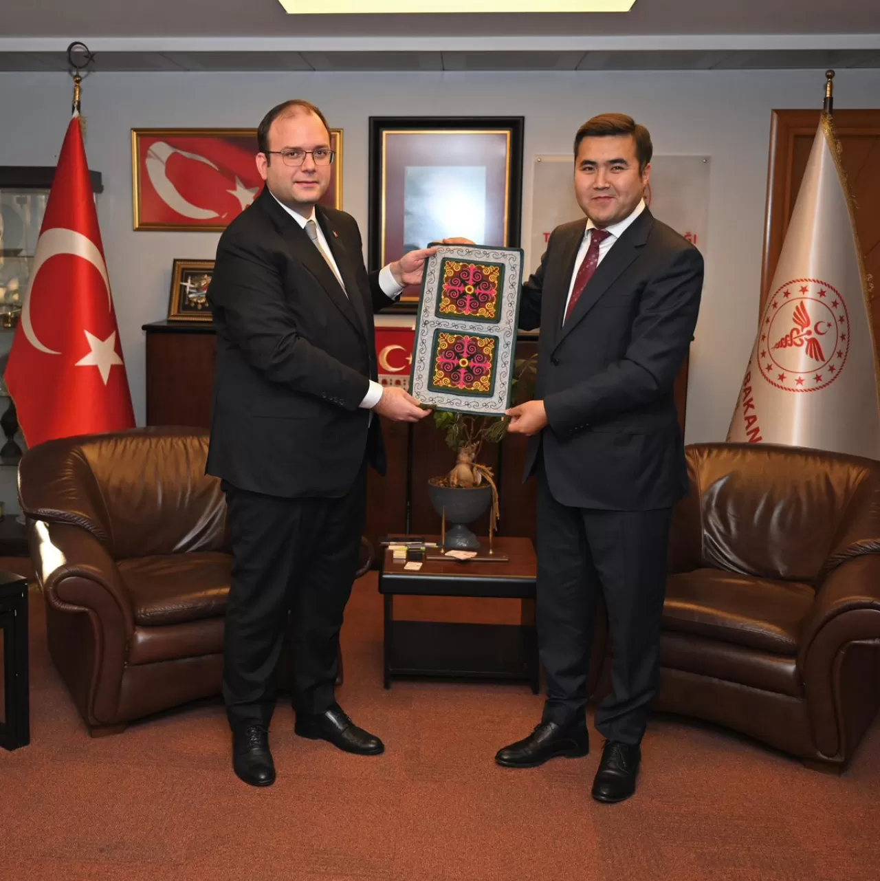 Kırgızistan İstanbul Başkonsolosu, İstanbul İl Sağlık Müdürü Güner'i Ziyaret Etti