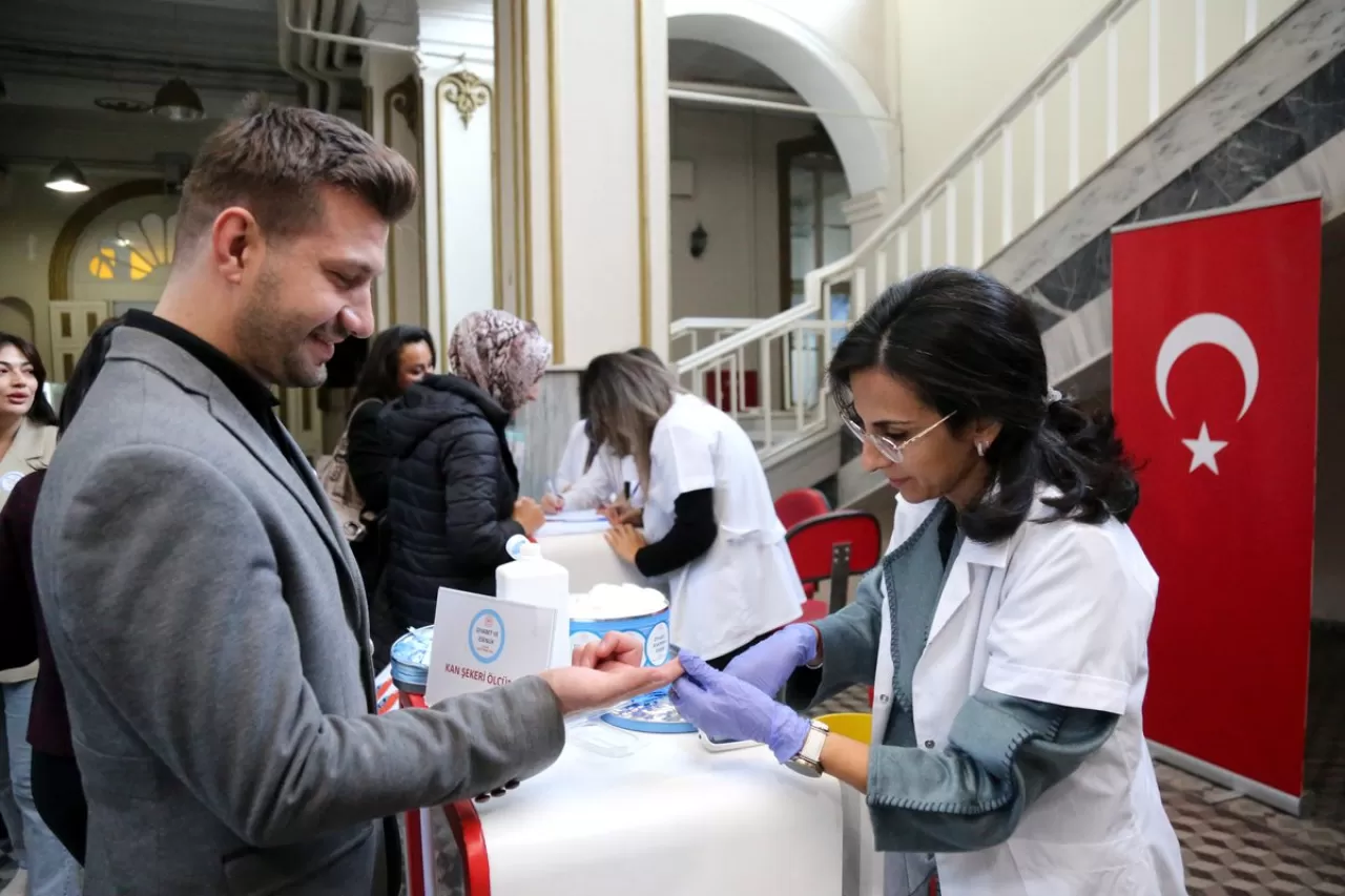İzmir'de Halka Yönelik Ücretsiz Kan Şekeri Taraması Başladı