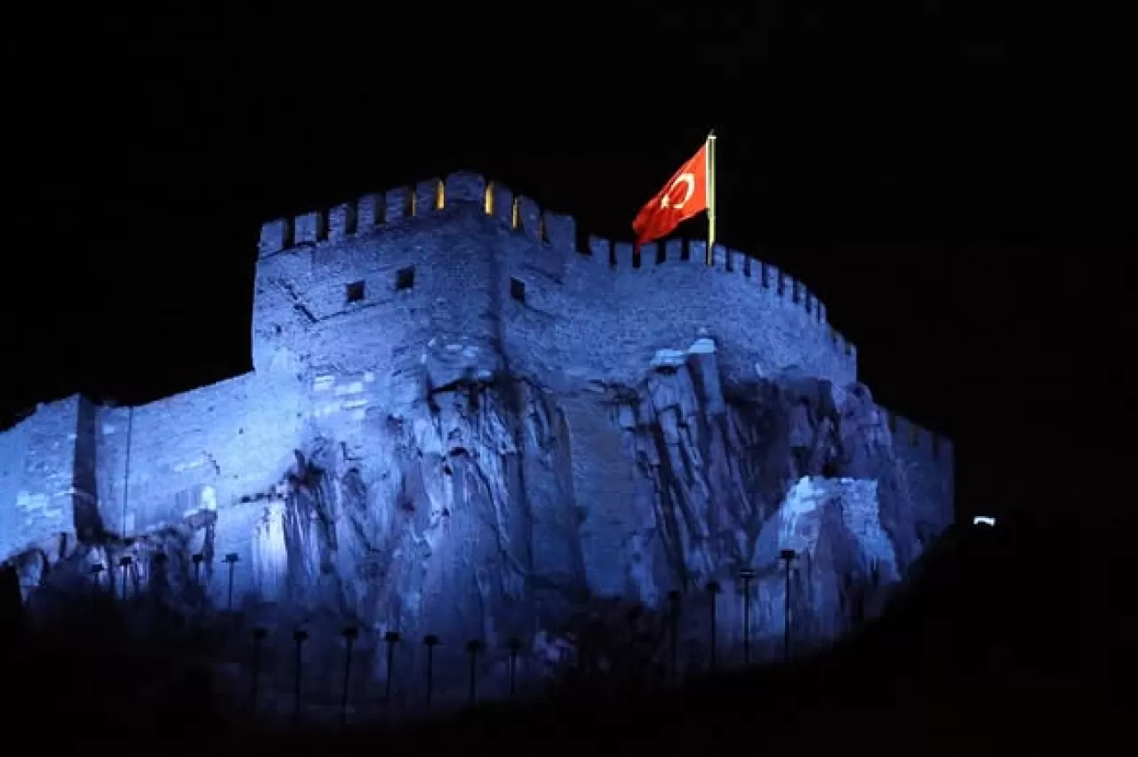 Ankara Kalesi, Dünya Diyabet Günü'nde Mavi Işıkla Yandı