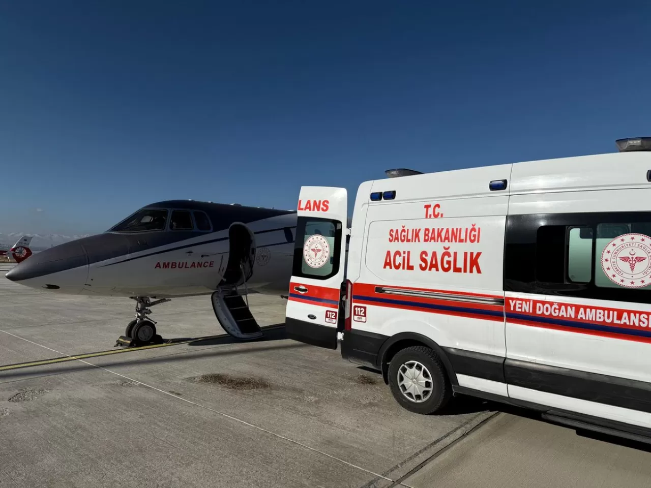 Van'daki 1 Aylık Bebeğin Kalp Tedavisi İçin Uçak Ambulansla İstanbul'a Nakli