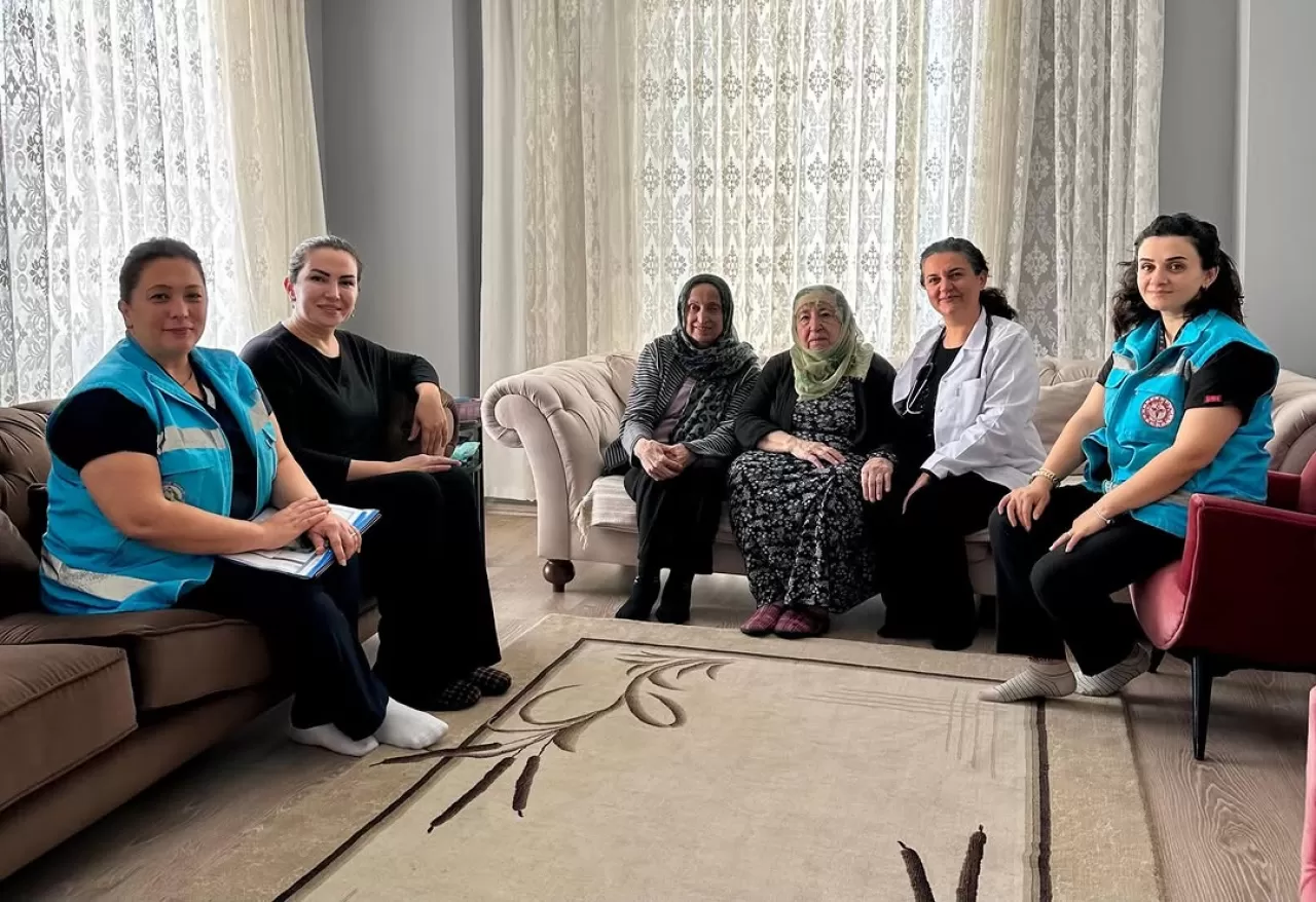 Ordu Devlet Hastanesi Evde Sağlık Ekibinden Öğretmenler Günü'nde Anlamlı Ziyaret