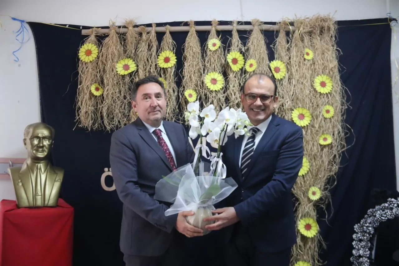 İzmir Atatürk Eğitim ve Araştırma Hastanesi'nde 24 Kasım Öğretmenler Günü Kutlaması