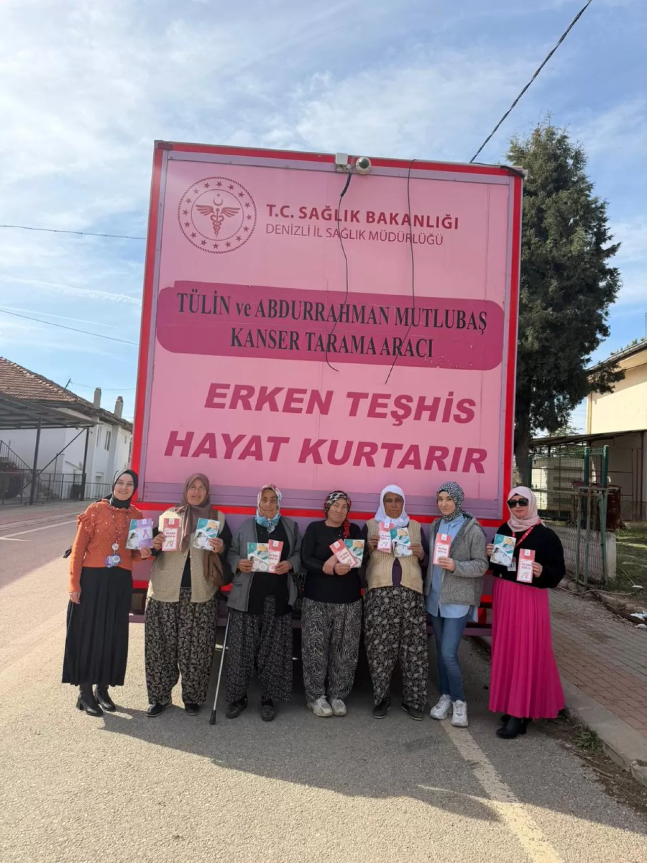 Denizli'de Mobil Kanser Tarama Tırı Beyağaç'ta Yoğun İlgi Gördü