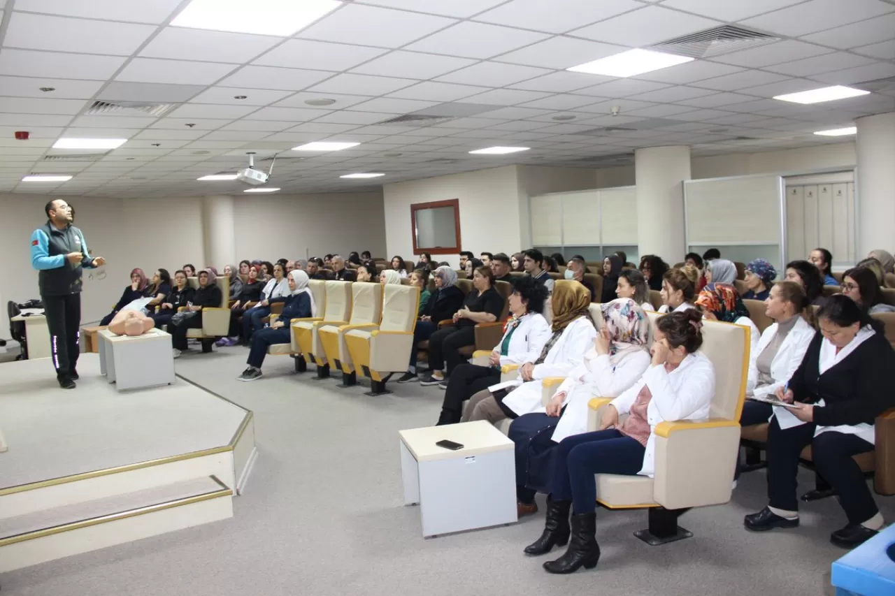 Sivas Devlet Hastanesi Personeline Uygulamalı Temel Yaşam Desteği Eğitimi