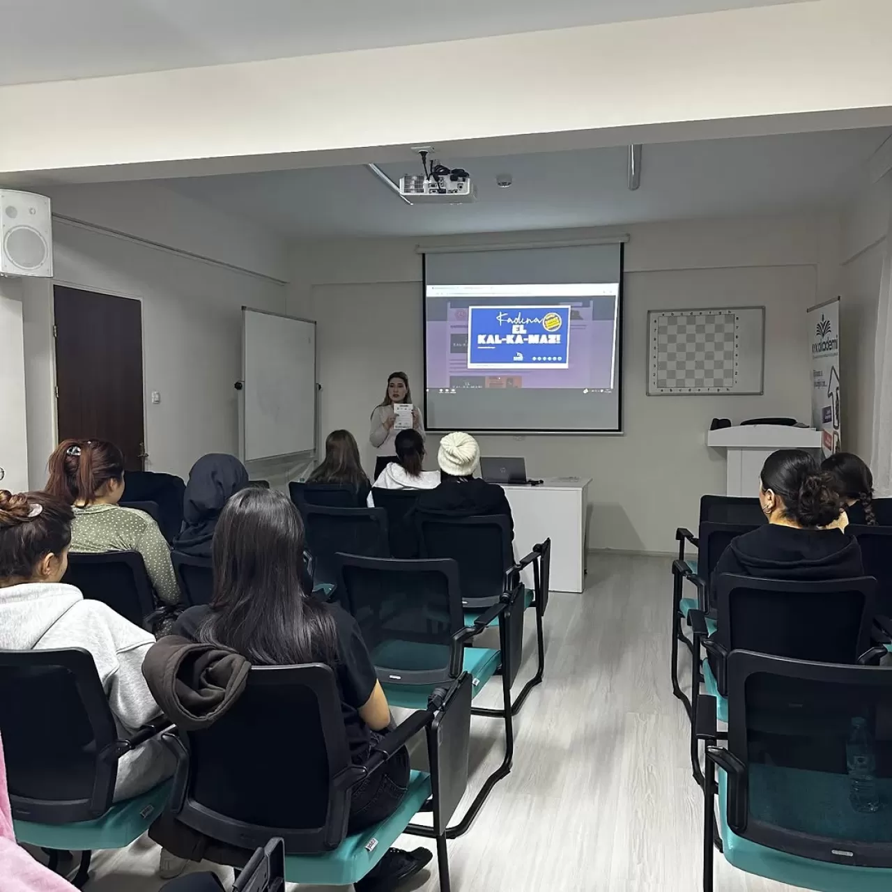 Gemlik'te Öğrencilere Kadına Yönelik Şiddetle Mücadele Eğitimi