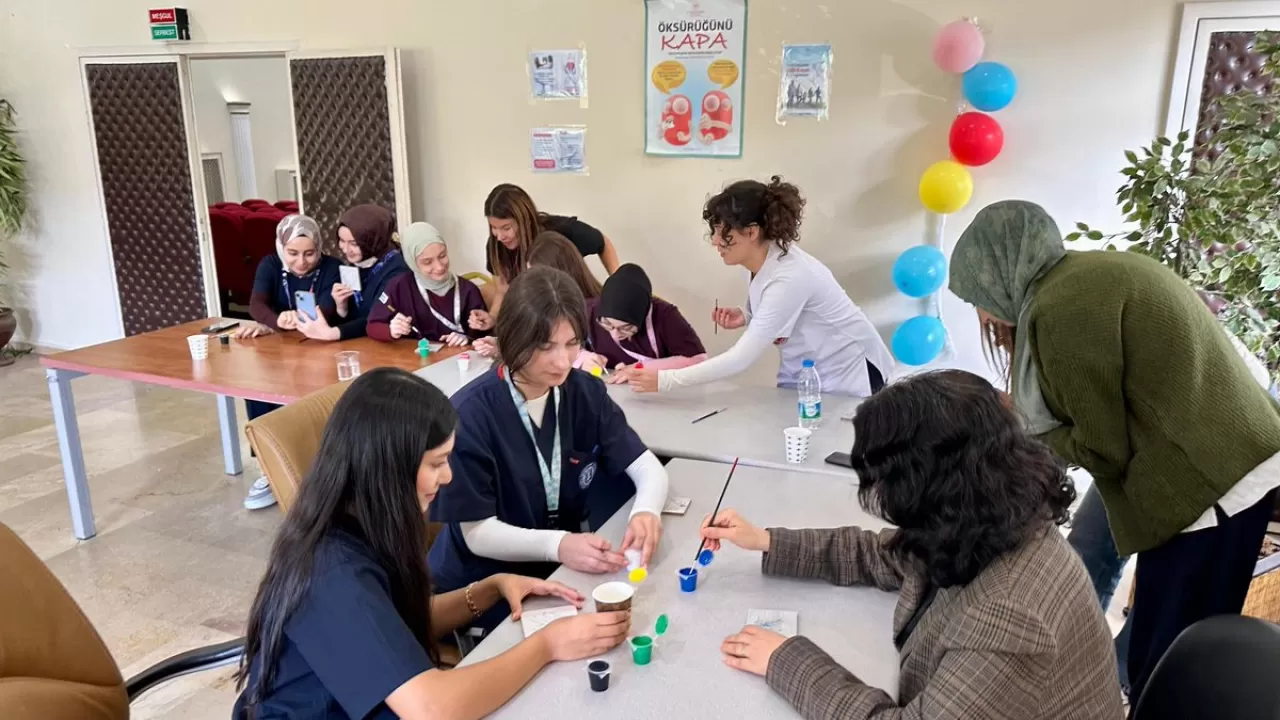 İstanbul'da Akciğer Kanseri Farkındalığı İçin Öğrencilerden Resim Etkinliği