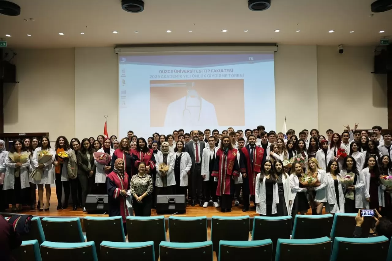 Düzce Üniversitesi'nde Tıp Fakültesi Öğrencileri Beyaz Önlük Giyme Töreni ile Mesleğe İlk Adımı Attı