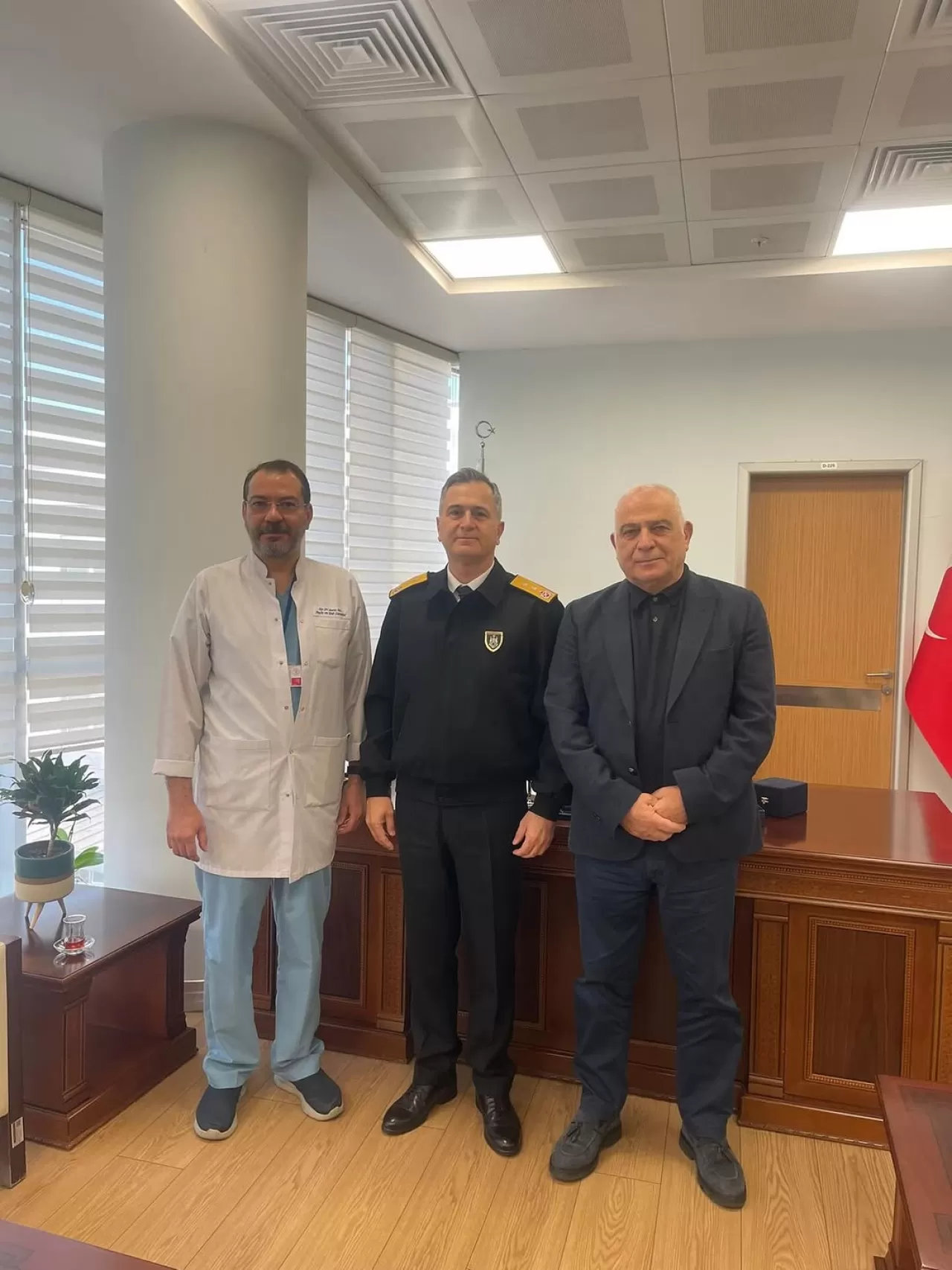 Tuzla Devlet Hastanesi'nde Başarılı Ameliyat, MSÜ Komutanı'ndan Plaket Takdimi