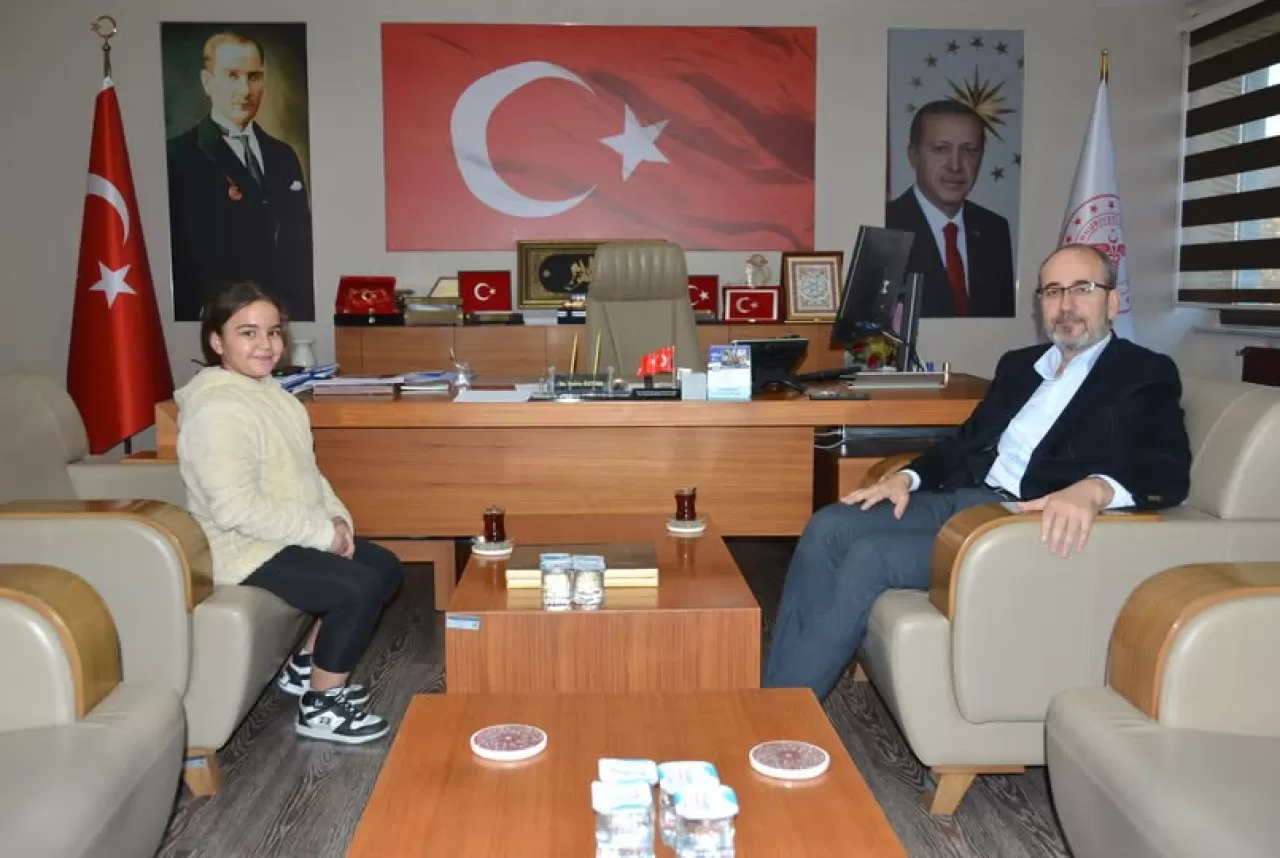 Afyonkarahisar'da Sağlık Müdüründen Minik Öğrenciye Koruyucu Sağlık Eğitimi