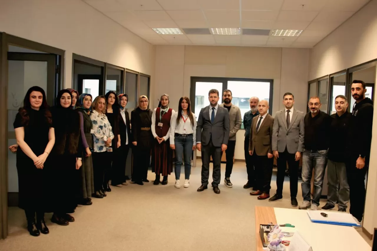 Elazığ'da Tıbbi Sekreterler Günü Pasta Kesimi ve Kitap Hediyesiyle Kutlandı