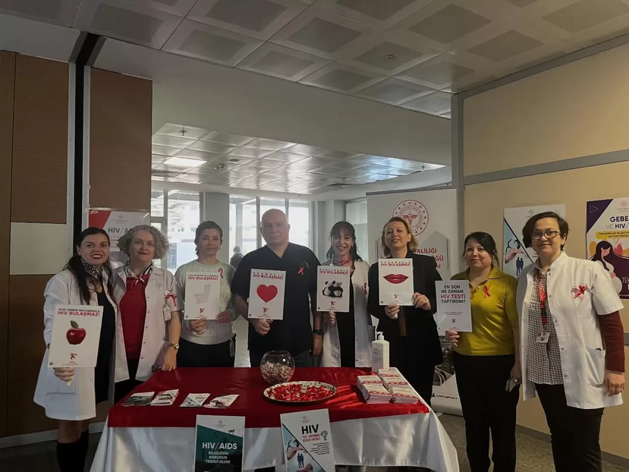 Tuzla Devlet Hastanesi'nde Dünya AIDS Günü'nde Farkındalık Çalışması