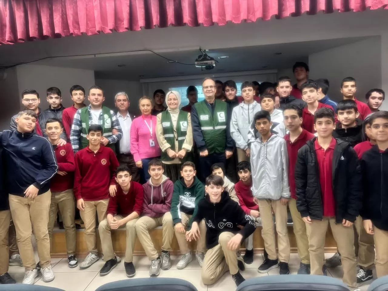 Esenler'de Öğrencilere Teknoloji Bağımlılığı ve İlk Yardım Eğitimi Verildi