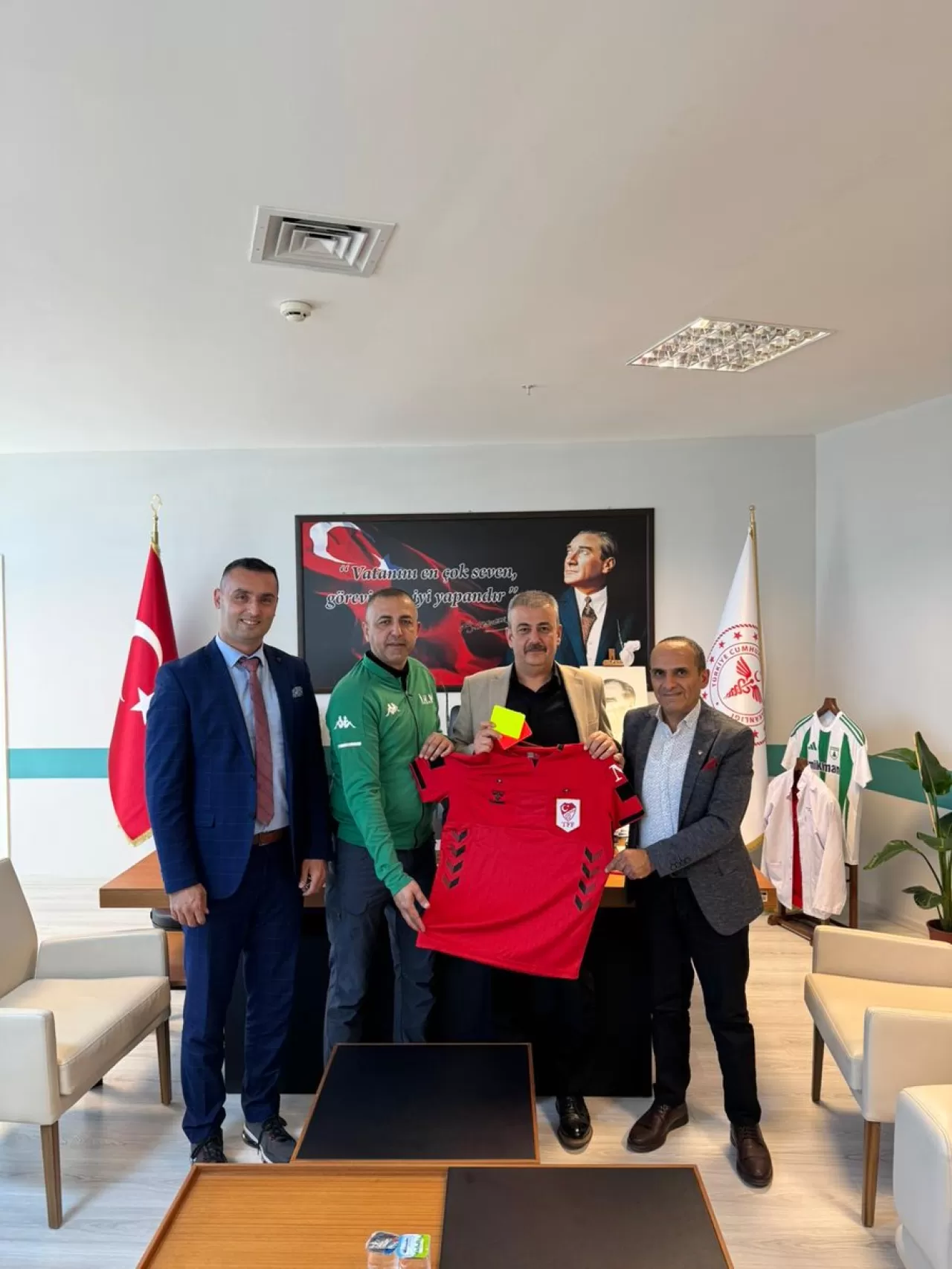 Muğla'da Futbol Hakemleri Hastane Başhekimini Ziyaret Etti