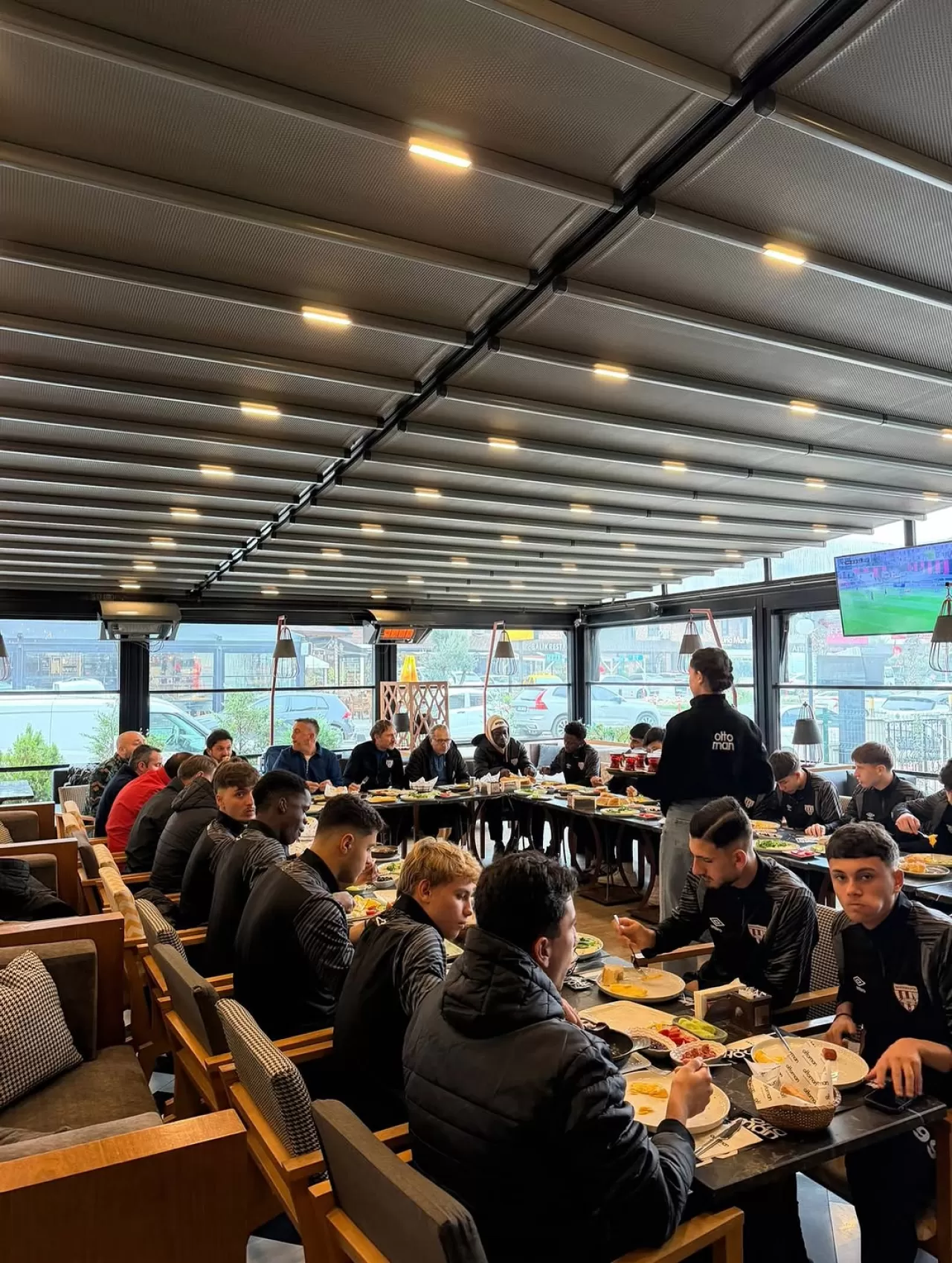 Bandırmaspor U19 Takımı, Bursa Yıldırım Maçı Öncesi Ottoman Cafe'de Kahvaltıda Ağırlandı