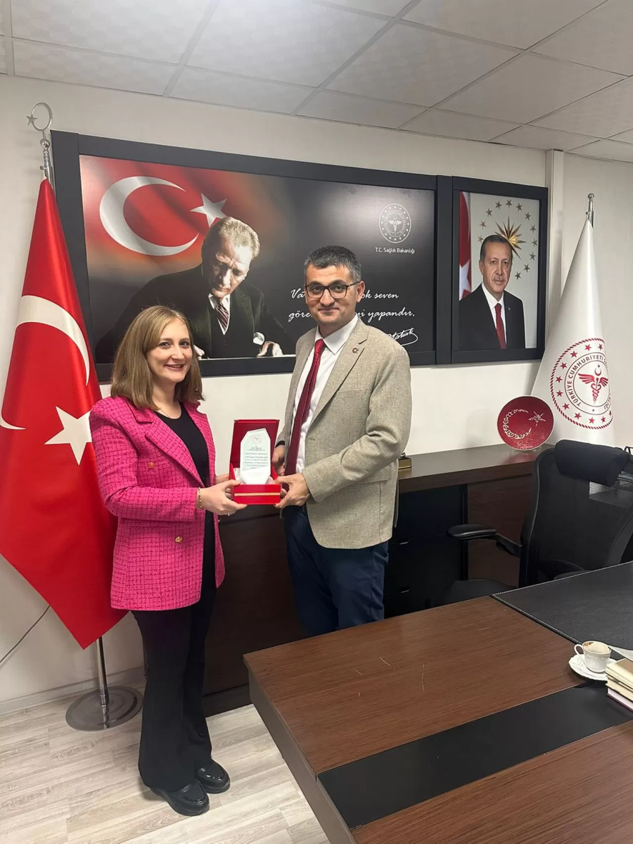 Siirt'te Sağlıklı Yaşam Mücadelesinde Örnek Çalışma: Diyetisyenler Plaketle Onurlandırıldı