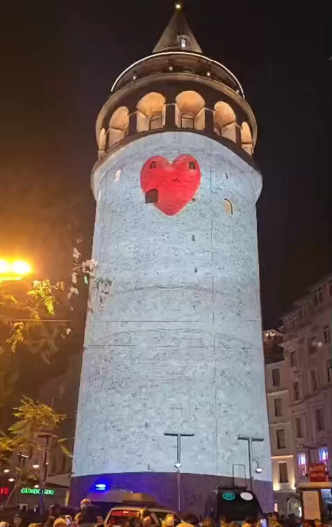 İstanbul'da Galata Kulesi Acil Sağlık Mesajlarıyla Aydınlatıldı