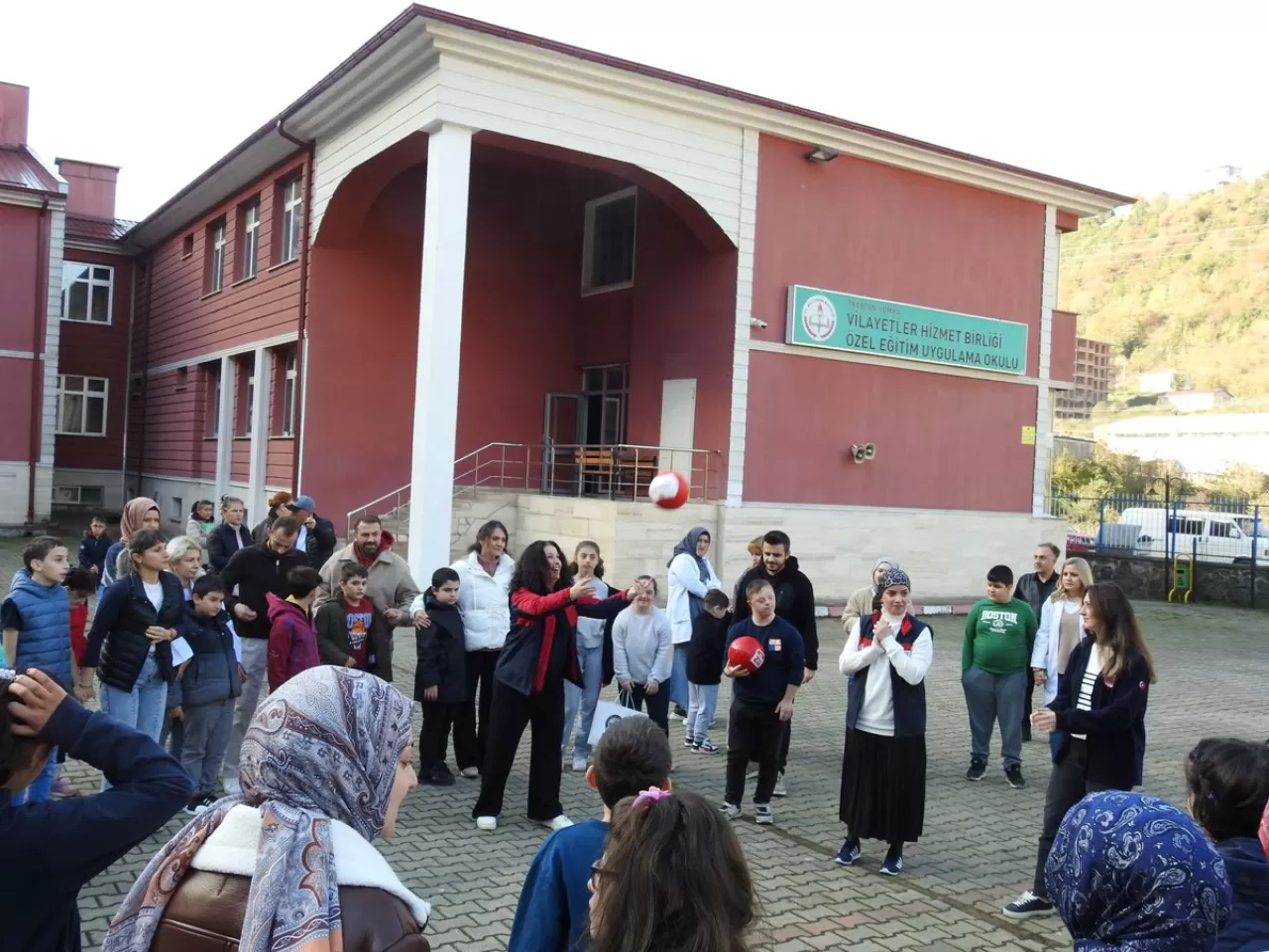 Trabzon 112'den Dünya Engelliler Günü'nde Özel Öğrencilere Anlamlı Etkinlik