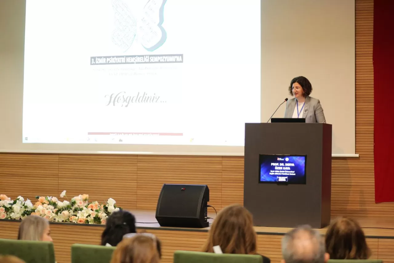 İzmir'de Sağlık Çalışanları ve Akademisyenler Bir Araya Geldi