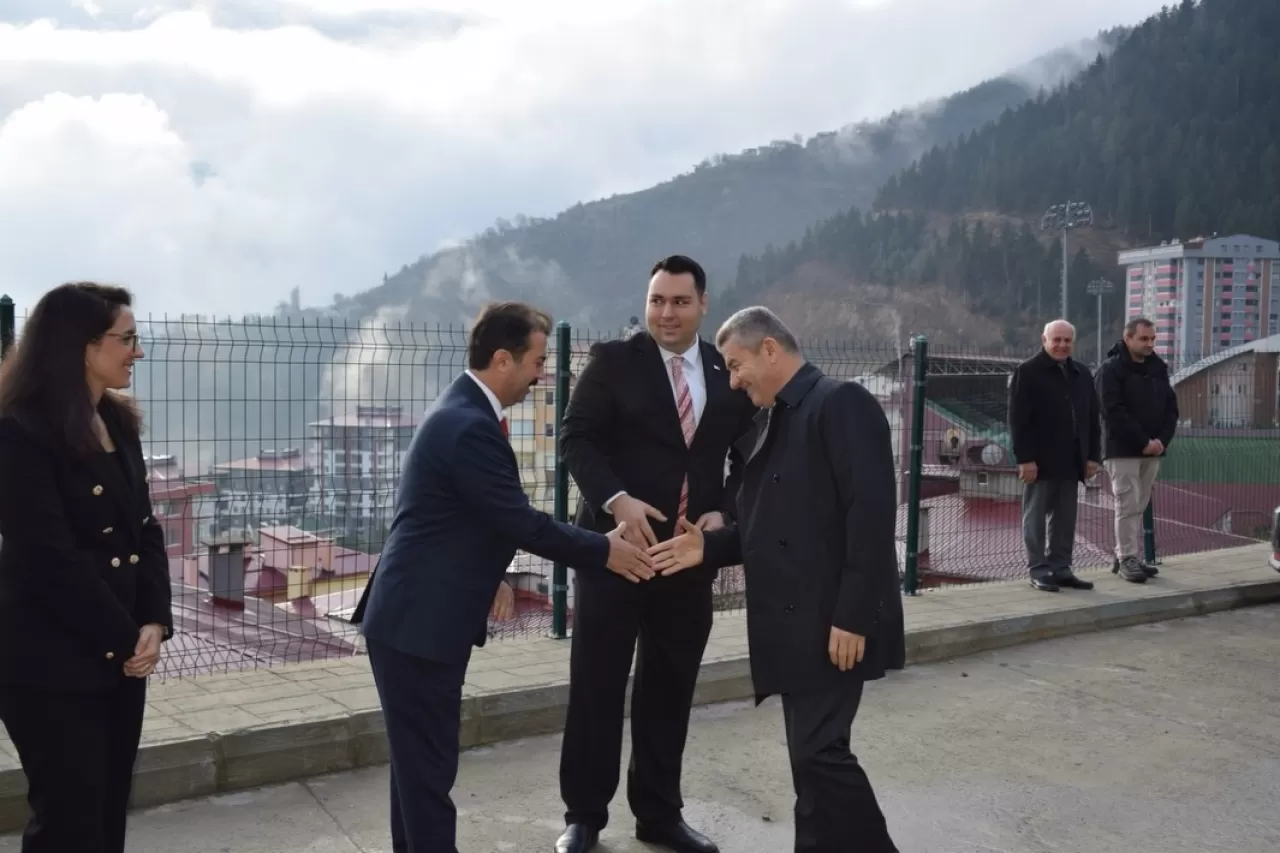 Artvin Valisi'nden Sağlık Kompleksi'nde Anlamlı Ziyaret ve Dumansız Şehir Vurgusu