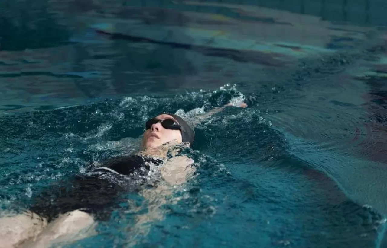 Sırtüstü Yüzme, Omurga Sağlığını Korumanın Doğal Yolu Olarak Öne Çıkıyor