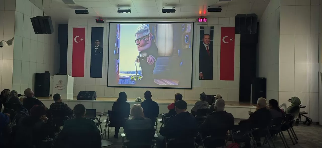 Mersin Şehir Hastanesi'nde 65 Yaş Üstü Hastalar İçin Duygusal Sinema Etkinliği