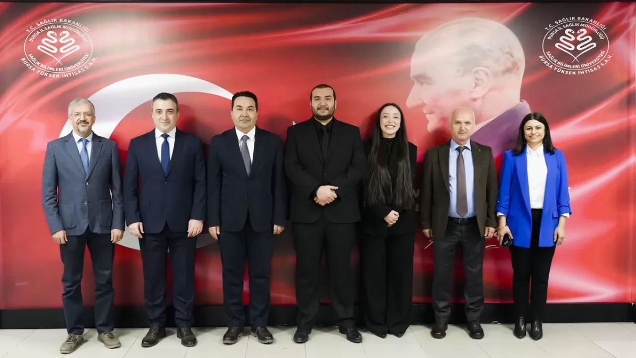 Bursa'da İki Hekim Acil Tıp Uzmanlık Sınavını Başarıyla Geçti