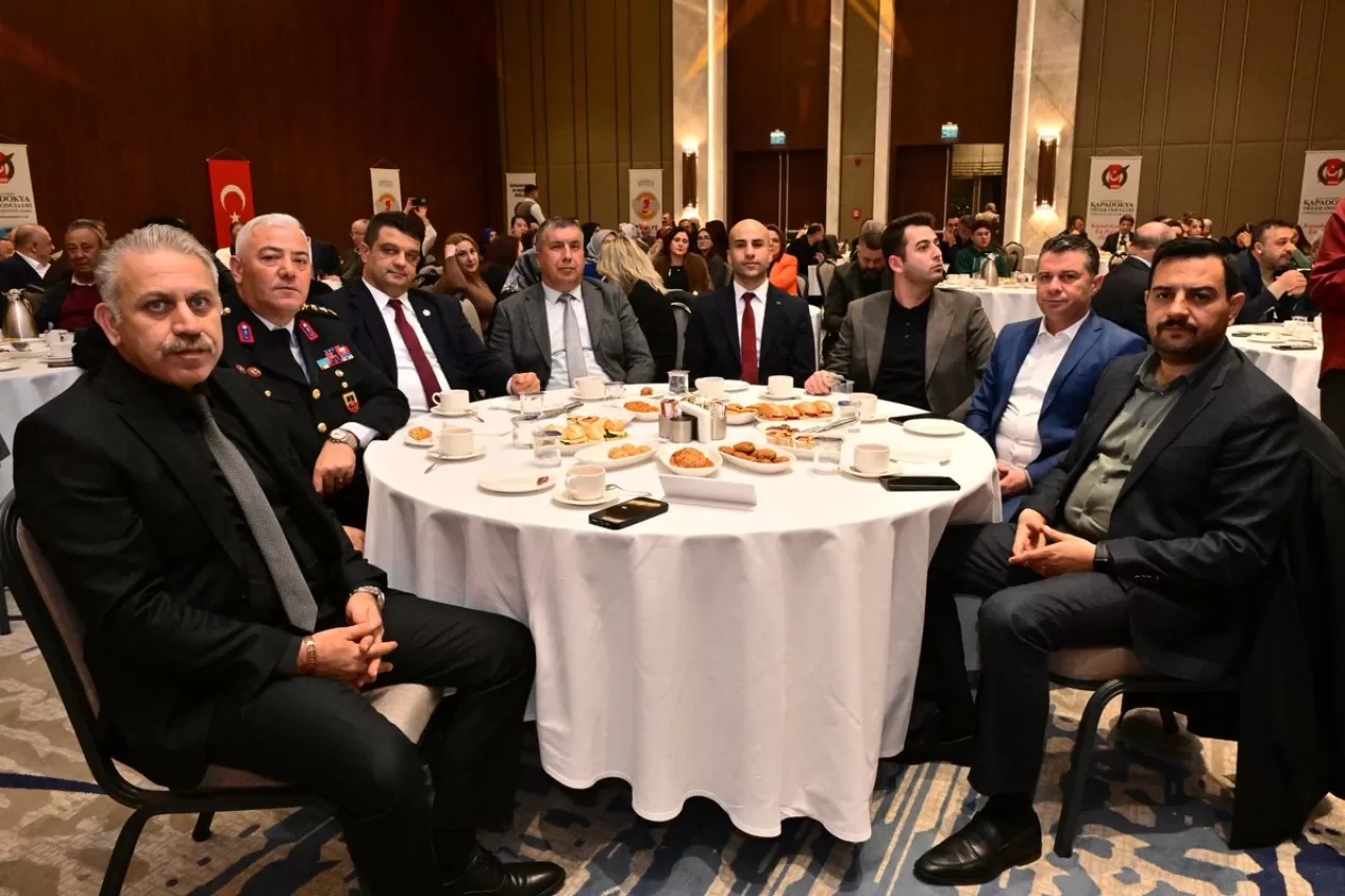 Nevşehir İl Sağlık Müdürü Tartar, Gazeteci Ahmet Korkmazer'e Ödül Taktim Etti