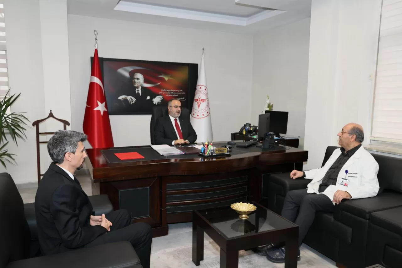 Kırıkkale'de Deri Hastalıkları Eğitimine Katkı Sağlayan Hekim Ödüllendirildi