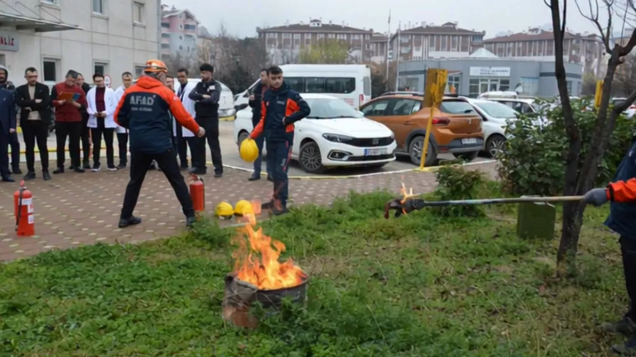 Tokat Devlet Hastanesi'nde Yangın Tatbikatı: Kırmızı Kod Uygulaması Başarıyla Tamamlandı