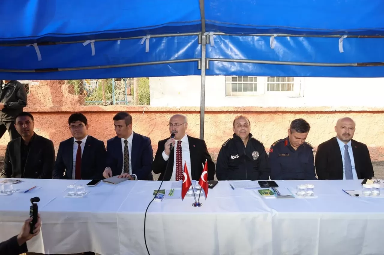 Adana Valisi Köşger, Yüreğir'de Vatandaşlarla Buluştu ve Sağlıklı Hayat Merkezi'ni Ziyaret Etti