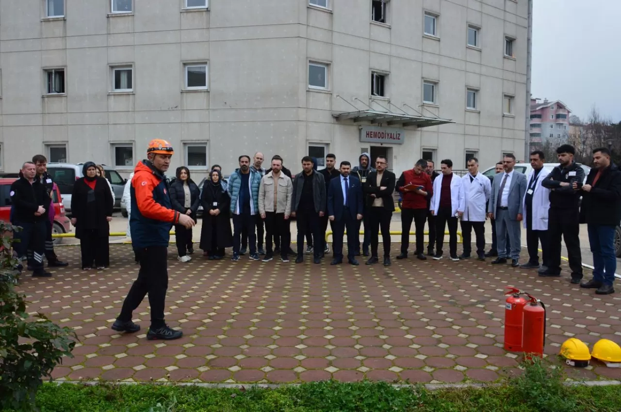 Tokat Devlet Hastanesi'nde Yangın Tatbikatı: Kırmızı Kod Alarmıyla Sınav Verildi