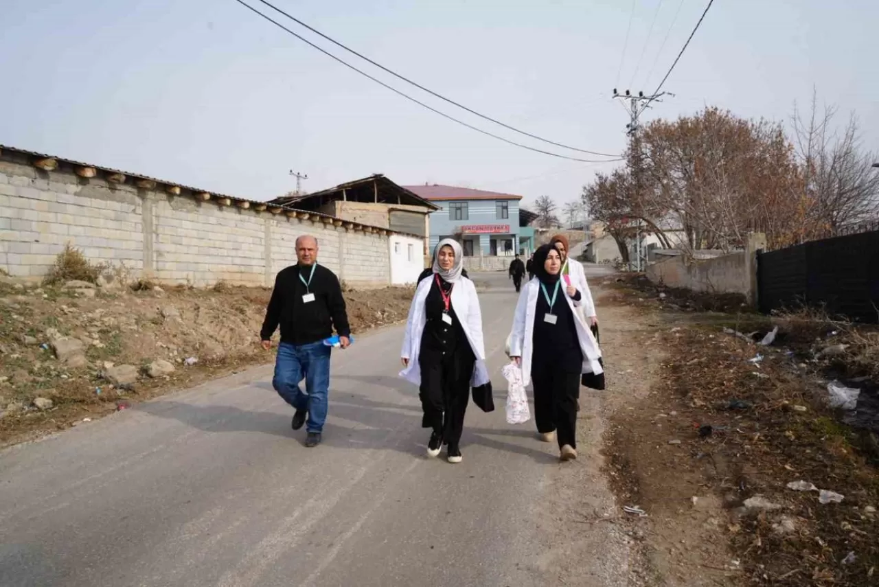 Muş'ta Sağlık Ekipleri Köyleri Dolaşarak Ücretsiz Tarama Yapıyor