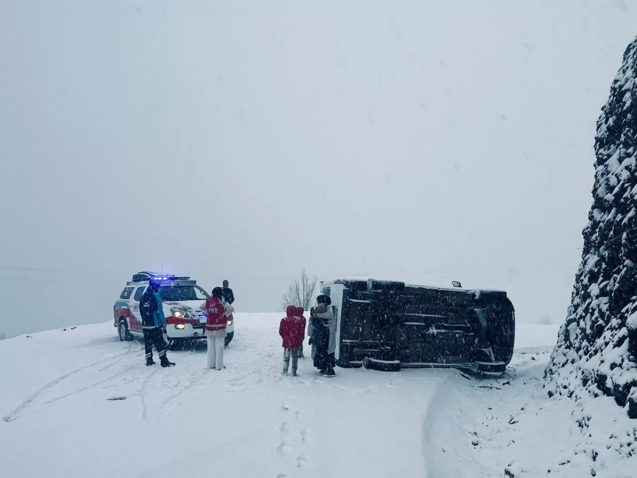 Siirt'te Yoğun Kar Yağışında Okul Servisi Şarampole Yuvarlandı: 6 Yaralı