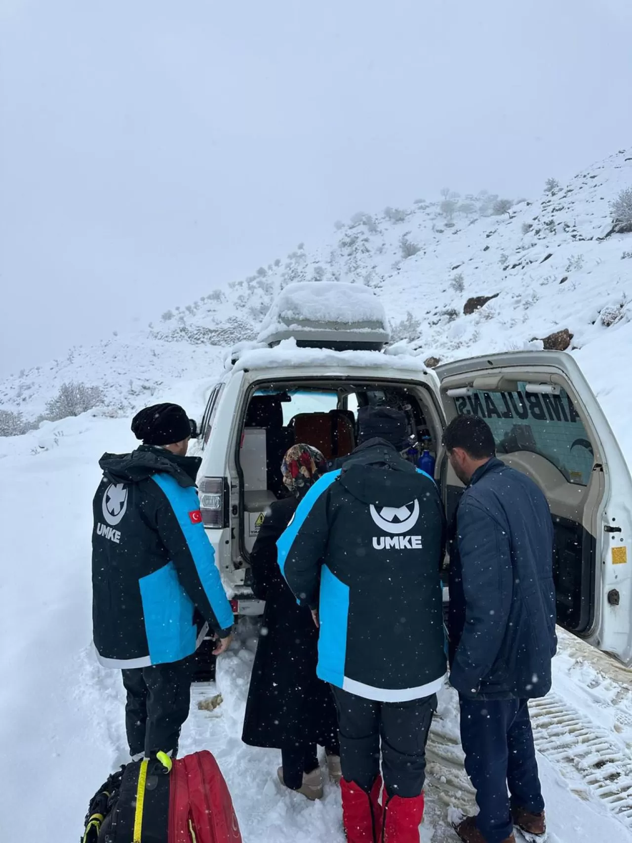 Batman'da UMKE Ekibi Kar Altındaki Köye Zorlu Operasyonla Ulaştı