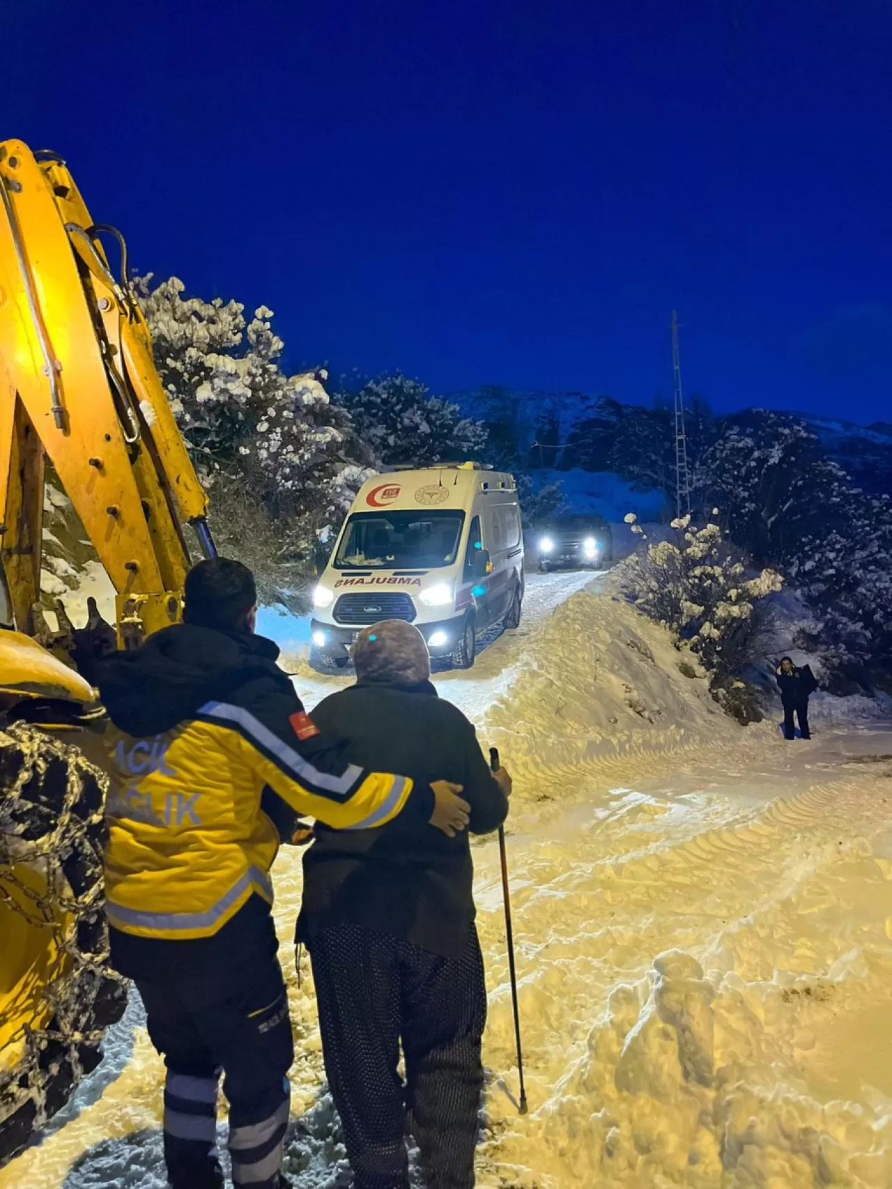 Tunceli'de Kar Altındaki Köye Ambulans Ulaştı, 74 Yaşındaki Hasta Kurtarıldı