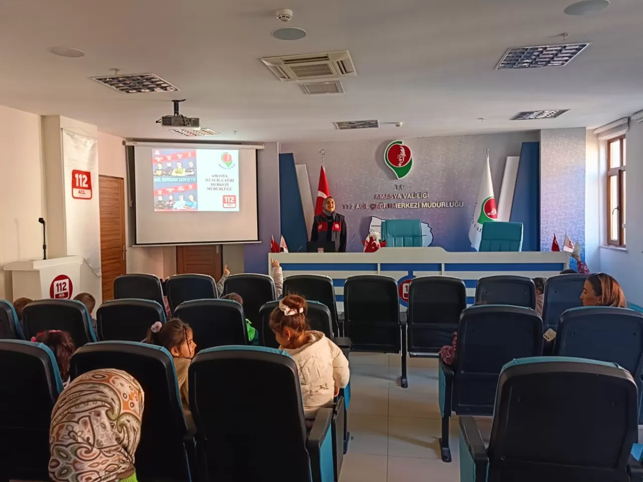 Amasya'da Minik Öğrenciler 112 Acil Çağrı Merkezi'ni Ziyaret Etti
