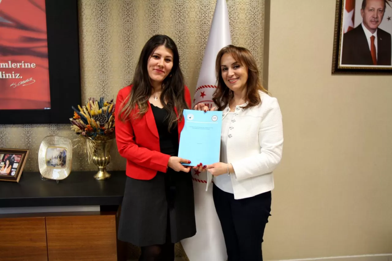 Cennet Avcık'ın Tez Çalışması Sağlık Müdürü Berna Öztürk'e Takdim Edildi