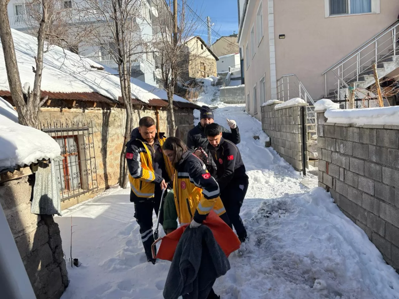 Tunceli'de 90 Yaşındaki Hasta, Güvenli Bir Şekilde Erzincan'daki Hastaneye Ulaştırıldı