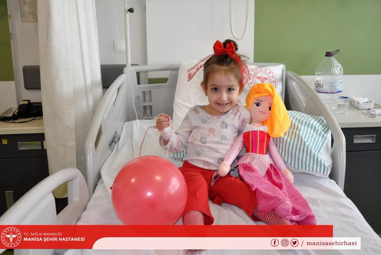 Manisa Şehir Hastanesi'nde Minik Hastalara Yeni Yıl Sürprizi
