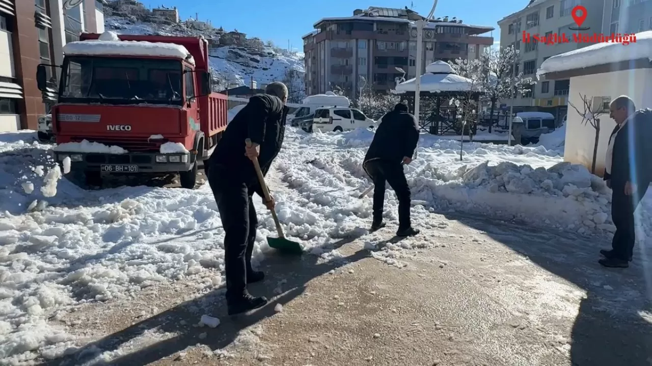 Tunceli'de Sağlık Çalışanlarından Örnek Dayanışma: Karla Mücadele