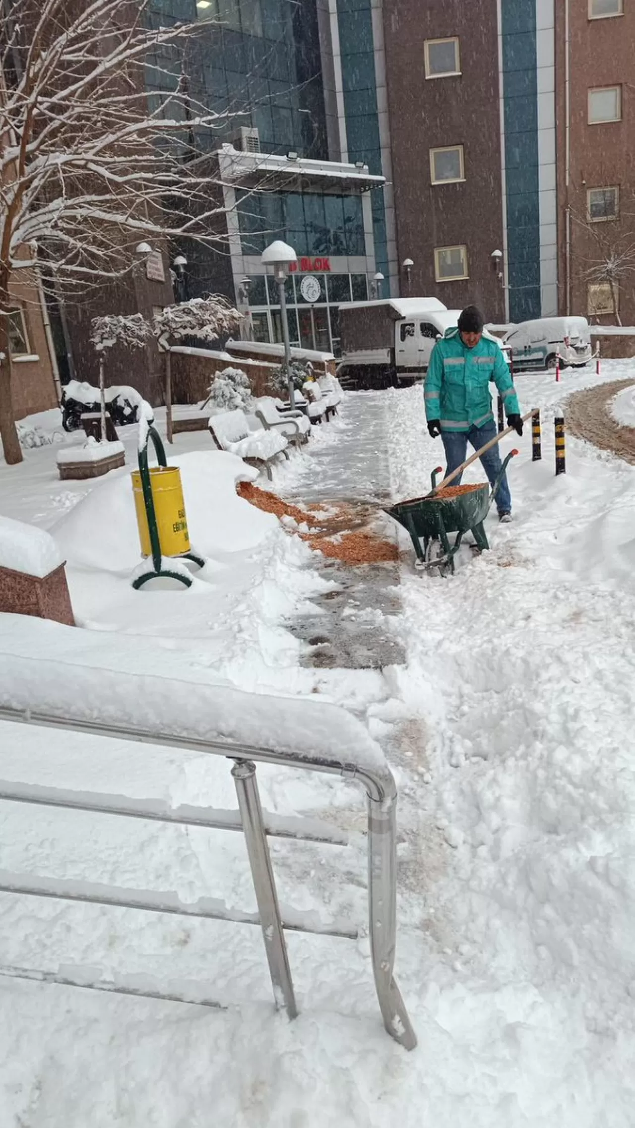 Diyarbakır'da Kar Yağışı Sonrası Hastane Çevresinde Buzlanmaya Karşı Önlem Alındı